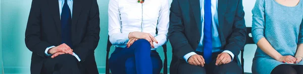 Groep van mensen uit het bedrijfsleven zittend op stoel in office — Stockfoto