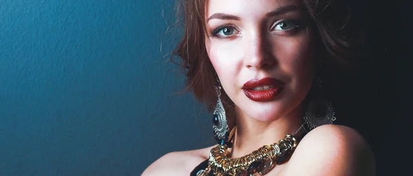 Porträtt av ung vacker kvinna med smycken — Stockfoto