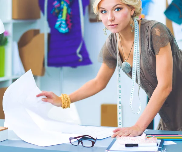 Jonge modeontwerper werkt in studio. — Stockfoto