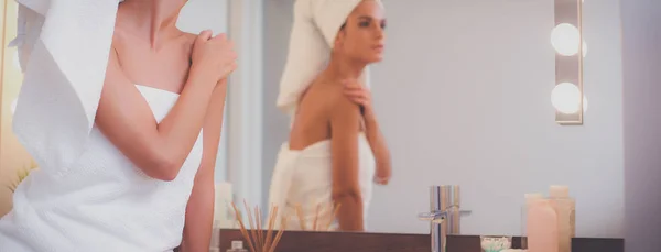 Fürdőszoba tükör előtt álló fiatal vonzó nő — Stock Fotó