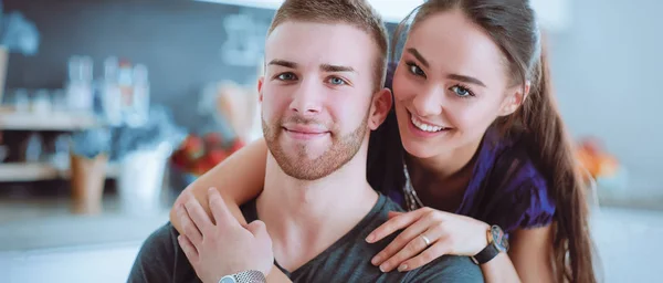 Schönes junges Paar sitzt in der Küche zu Hause — Stockfoto