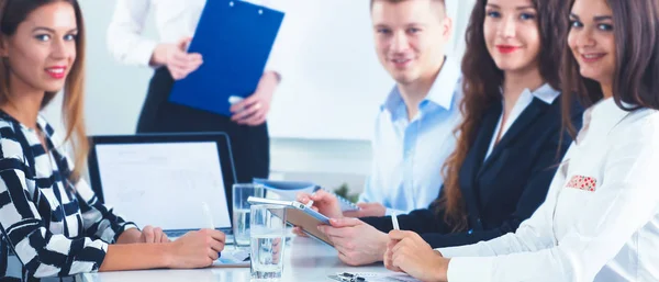 Uomini d'affari che siedono e discutono alla riunione di lavoro, in ufficio — Foto Stock