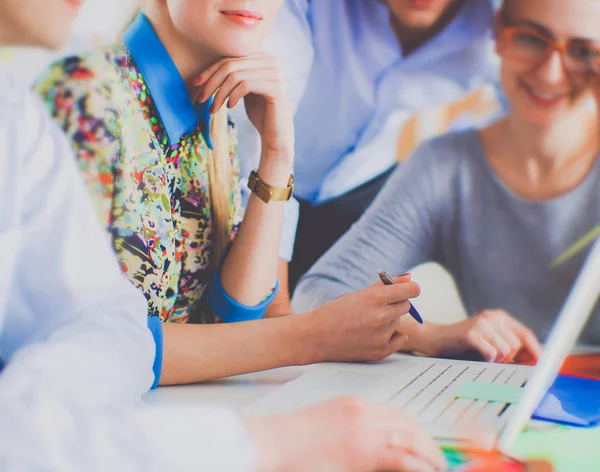 Jóvenes empresarios que trabajan en la oficina en un nuevo proyecto. — Foto de Stock