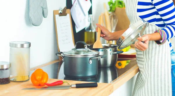 Jonge vrouw snijden groenten in de keuken — Stockfoto