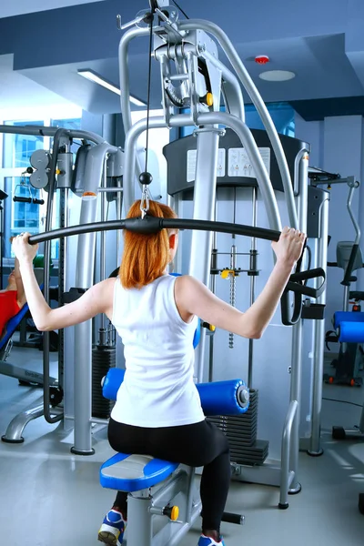 Genç bir kadın fitness egzersizleri expander ile yapıyor — Stok fotoğraf