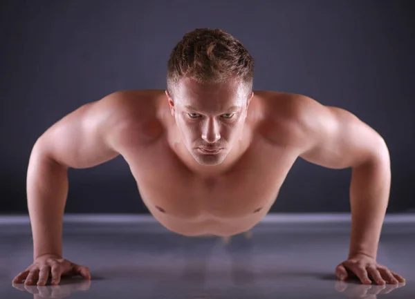 Fitness man göra push ups på golvet — Stockfoto