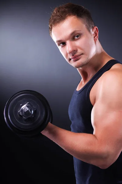 Hombre musculoso guapo haciendo ejercicio con pesas — Foto de Stock