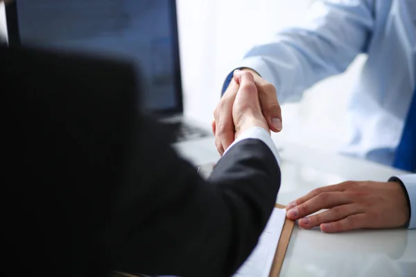 Affärsmän skakar hand, avslutar ett möte — Stockfoto