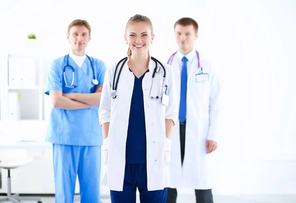 Attractive female doctor in front of medical group — Stock Photo, Image