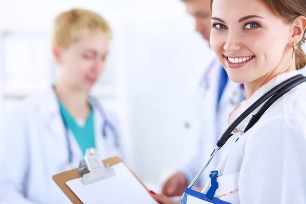 Médica atraente na frente do grupo médico — Fotografia de Stock