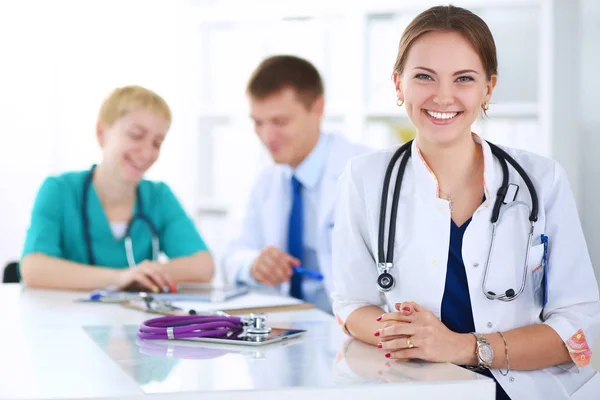 Attraente medico donna di fronte al gruppo medico — Foto Stock