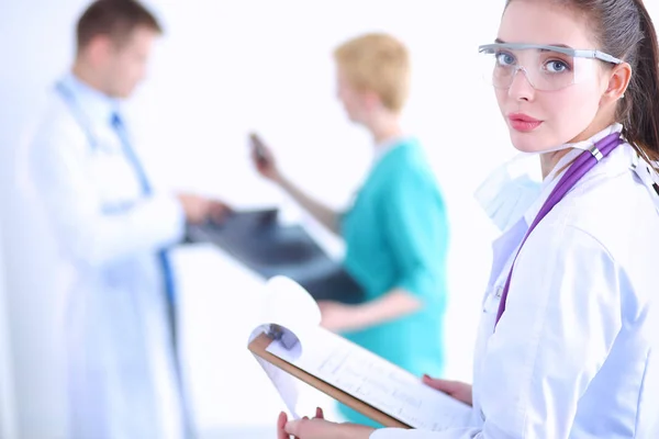 Femme médecin debout avec stéthoscope à l'hôpital — Photo