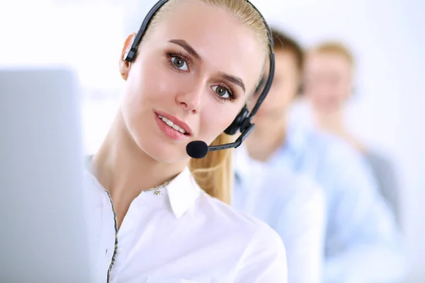 Atractivos jóvenes empresarios y colegas positivos en una oficina de call center — Foto de Stock