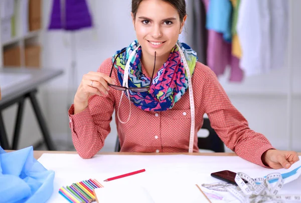 Ung modedesigner som arbetar i studio. — Stockfoto