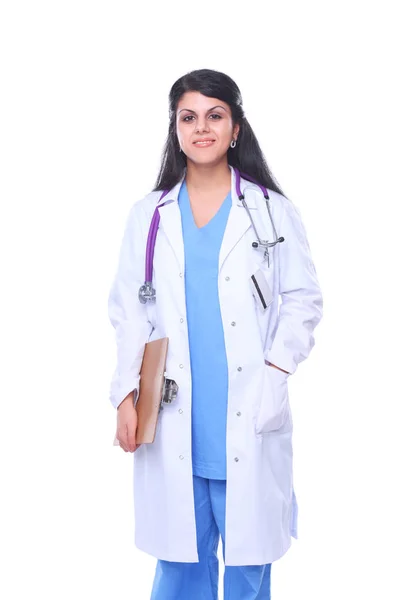 Молодая врач женщина со стетоскопом стоя на белом фоне — стоковое фото