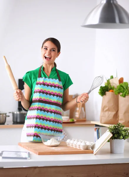 Vrouw bakt taarten in de keuken. — Stockfoto