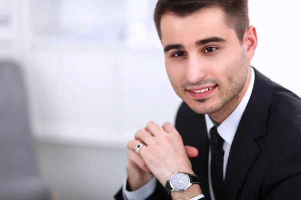 Jonge zakenman aan het werk, zittend aan het bureau — Stockfoto