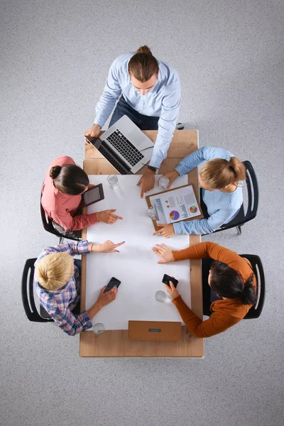 Les gens d'affaires assis et discutant à la réunion, au bureau — Photo