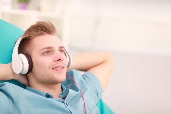 Man luisteren muziek met koptelefoon thuis — Stockfoto