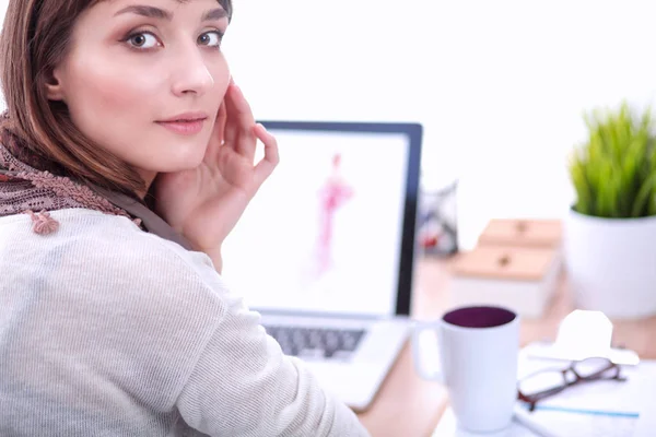 Portret van een aantrekkelijke vrouwelijke modeontwerper aan het bureau — Stockfoto