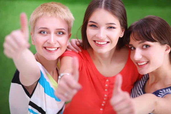 Trois filles heureuses pointant du doigt votre choix — Photo