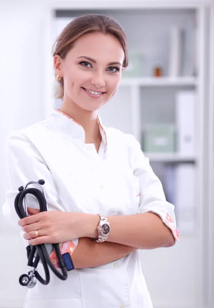 Femme médecin debout à l'hôpital avec stéthoscope médical — Photo