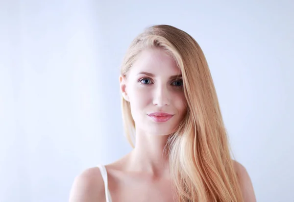 Retrato de mujer hermosa aislada sobre fondo gris —  Fotos de Stock