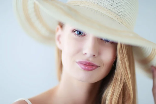 Retrato de modelo hermoso en sombrero, aislado sobre fondo blanco — Foto de Stock