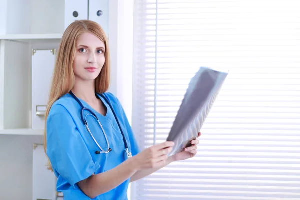 Female doctor showing x-ray at hospital — Stock Photo, Image