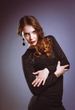 Siyah elbiseli, akşam makyajlı güzel bir kadın.