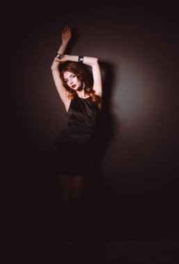 Siyah elbiseli, akşam makyajlı güzel bir kadın.