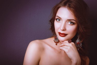 Siyah elbiseli, akşam makyajlı güzel bir kadın.