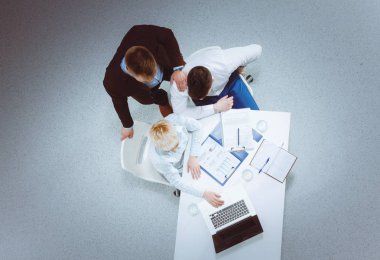 Tıp grubunun önünde çekici bir kadın doktor.
