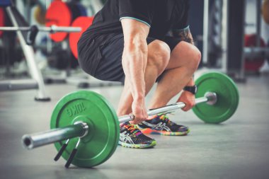 Spor salonunda egzersiz eğitim genç adam