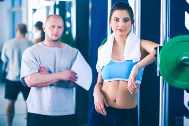 güzel bir kadın onu antrenörü ile egzersiz jimnastik salonu