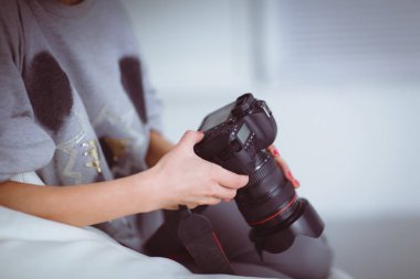 nő ül a kanapén házában a kamera