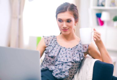 Ofiste masa başında oturan çekici bir iş kadını.