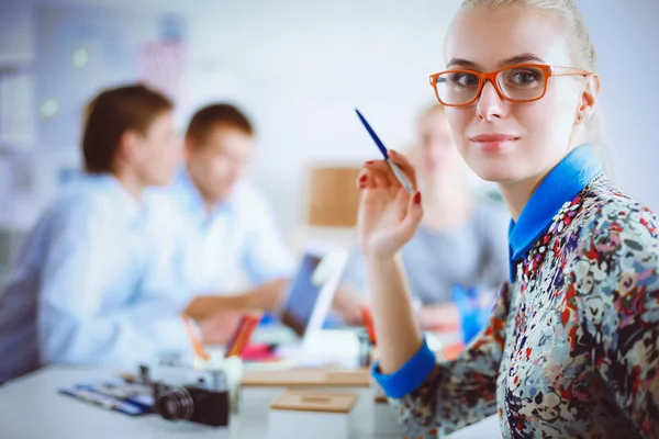 Retrato de atractiva diseñadora femenina en la oficina — Foto de Stock