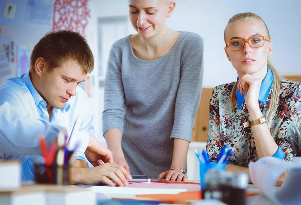 Porträtt av attraktiv kvinnlig designer på kontoret — Stockfoto