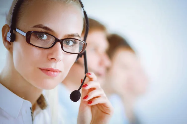 Attraktiva positiva unga företagare och kollegor på ett callcenter kontor — Stockfoto