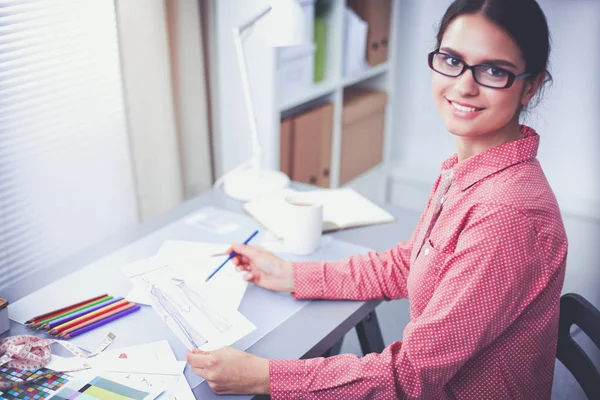 Joven diseñador de moda trabajando en el estudio. — Foto de Stock