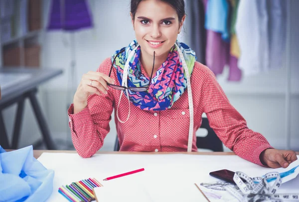 Jovem designer de moda trabalhando no estúdio. — Fotografia de Stock