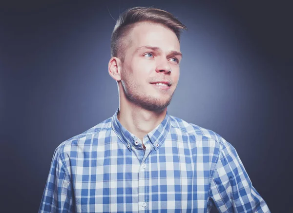 Jungunternehmer arbeitet im Büro, sitzt am Schreibtisch — Stockfoto