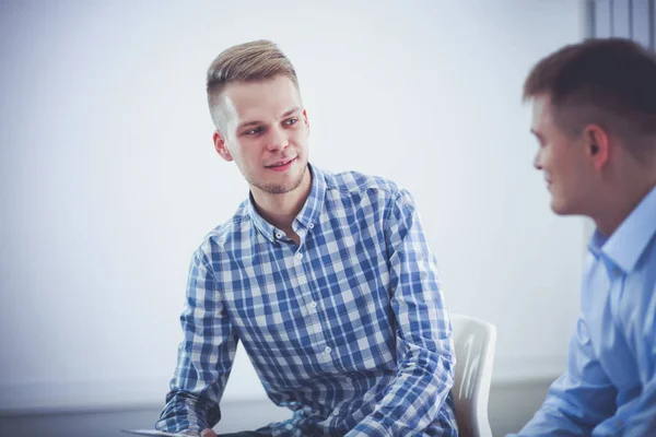 Zakenmensen praten over een vergadering op kantoor — Stockfoto