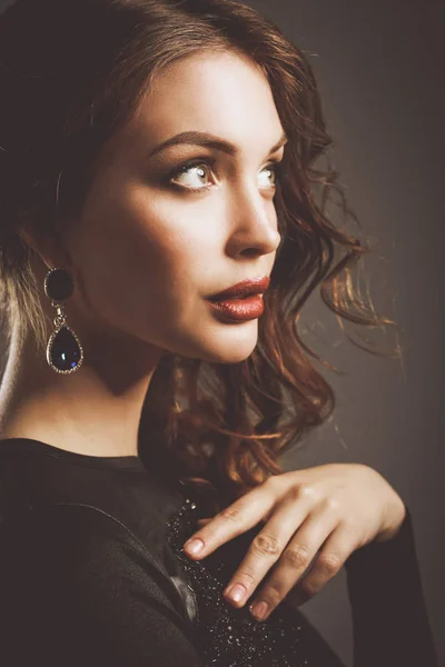 Hermosa mujer con maquillaje de noche en vestido negro — Foto de Stock