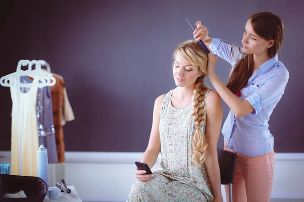 Young woman hairdresser do hairstyle girl in salon — Stock Photo, Image