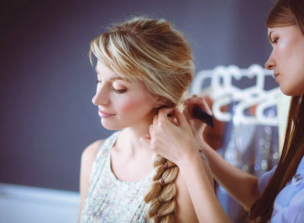 Mulher jovem cabeleireiro fazer penteado menina no salão — Fotografia de Stock