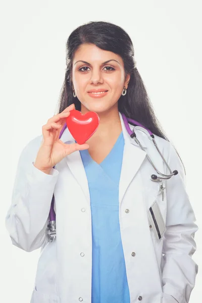 Junge Ärztin mit Stethoskop am Herzen — Stockfoto