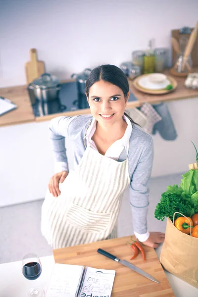 건강 식품 서 부엌에서 미소를 만드는 여자 — 스톡 사진