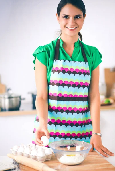 महिला स्वयंपाकघरात केक बनवित आहे — स्टॉक फोटो, इमेज